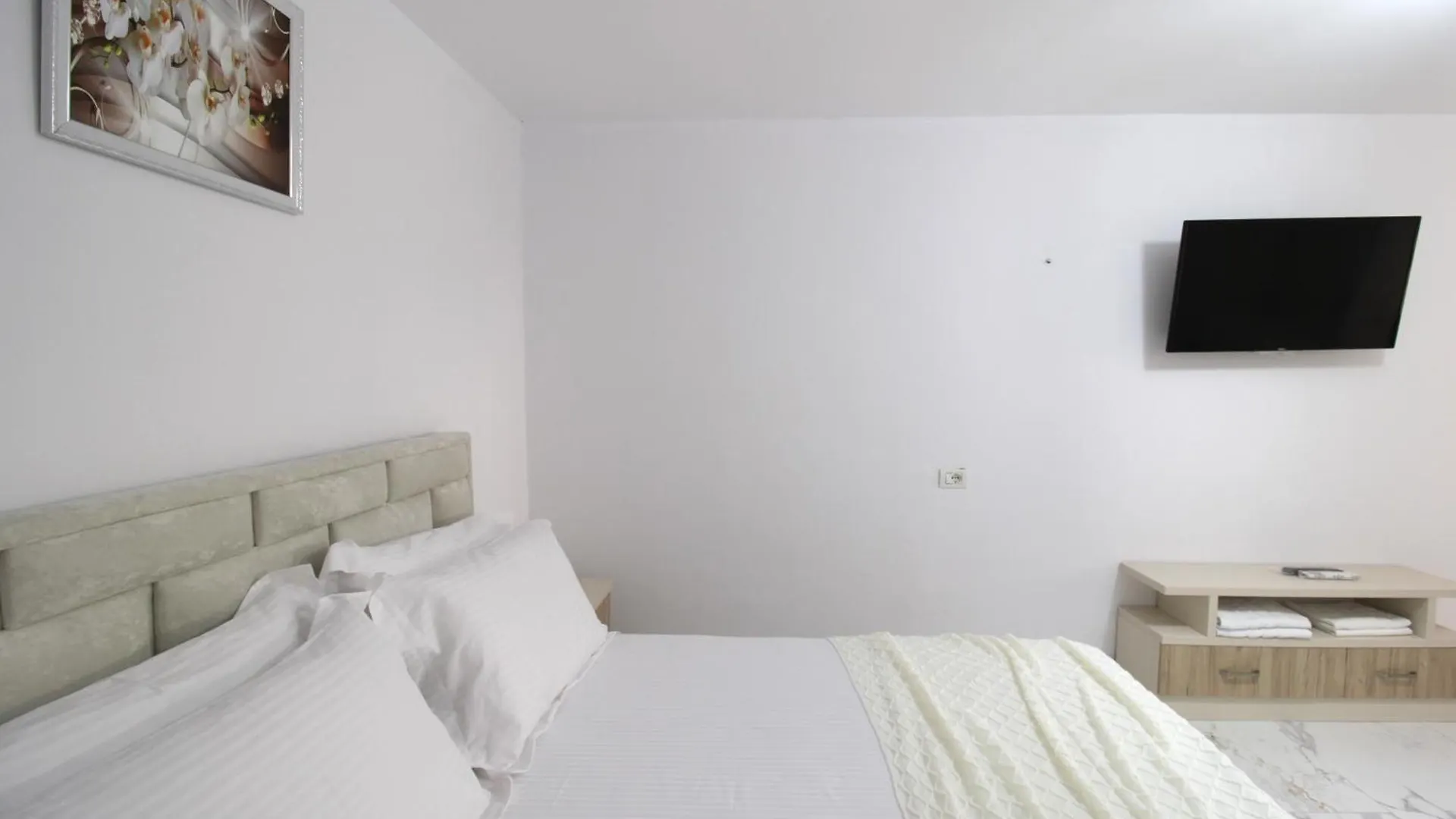 Poda Houses Ksamil Guest house