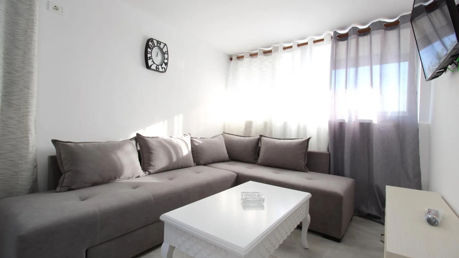 Poda Houses Ksamil Guest house